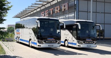 Zwei neue Setra Reisebusse